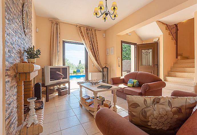 Open-plan living room with dining area, kitchen, terrace access, A/C, WiFi Internet, Satellite TV, DVD player, and dining area . - Villa Marina . (Galleria fotografica) }}