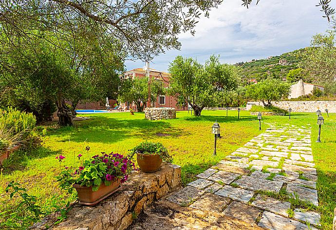 Garden area . - Villa Marina . (Галерея фотографий) }}