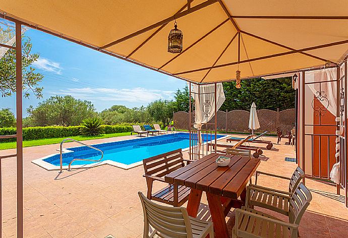 Gazebo and outdoor dining area . - Villa Marina . (Galerie de photos) }}