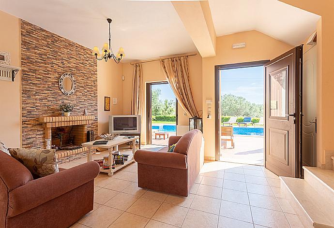 Open-plan living room with dining area, kitchen, terrace access, A/C, WiFi Internet, Satellite TV, DVD player, and dining area . - Villa Marina . (Galleria fotografica) }}