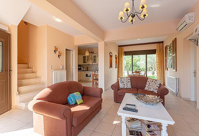 Open-plan living room with dining area, kitchen, terrace access, A/C, WiFi Internet, Satellite TV, DVD player, and dining area . - Villa Marina . (Galleria fotografica) }}