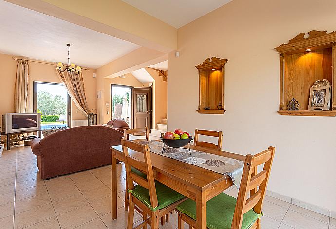 Open-plan living room with dining area, kitchen, terrace access, A/C, WiFi Internet, Satellite TV, DVD player, and dining area . - Villa Marina . (Fotogalerie) }}