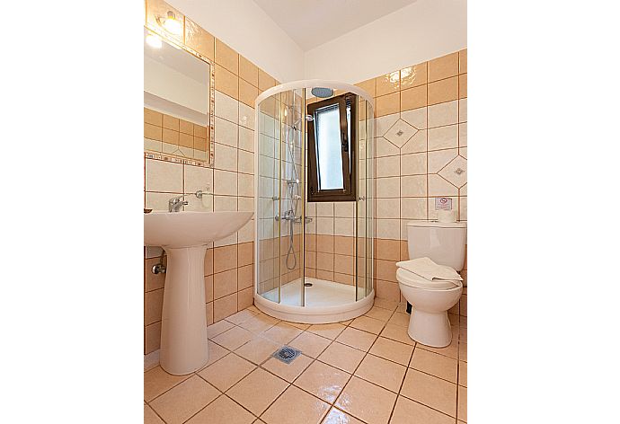 Family bathroom with overhead shower . - Villa Marina . (Fotogalerie) }}