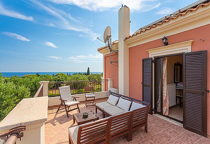 Balcony with outdoor seating and sea views . - Villa Marina . (Fotogalerie) }}