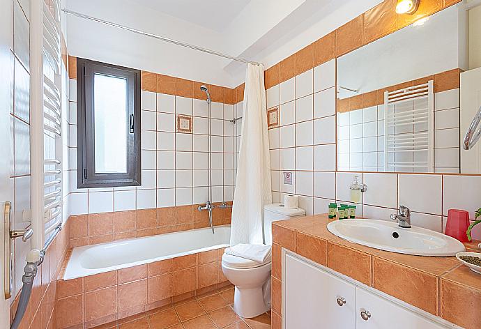 Family bathroom with bath and overhead shower . - Villa Marina . (Photo Gallery) }}