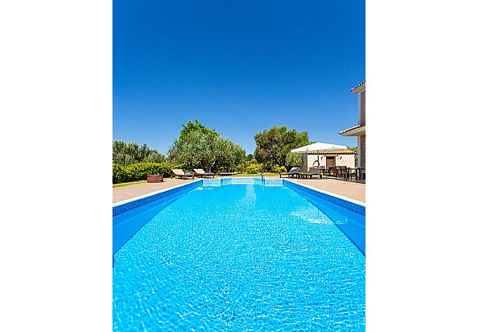 Private pool and terrace . - Villa Eufrosini . (Fotogalerie) }}