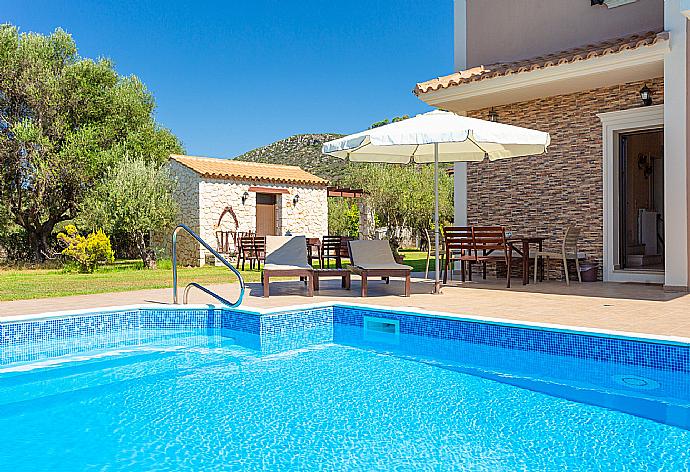 Private pool and terrace . - Villa Eufrosini . (Galería de imágenes) }}