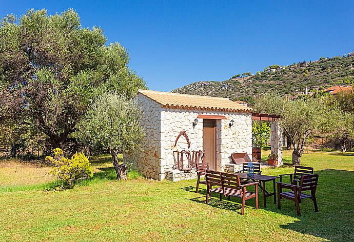 Garden area . - Villa Eufrosini . (Galería de imágenes) }}