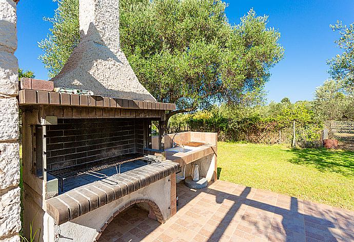 Terrace area with BBQ . - Villa Eufrosini . (Galerie de photos) }}