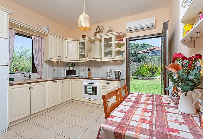 Equipped kitchen . - Villa Eufrosini . (Fotogalerie) }}