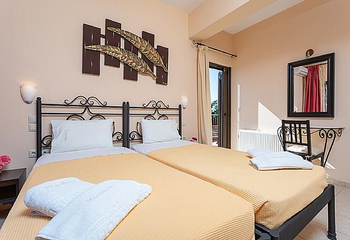 Twin bedroom on first floor with A/C and balcony access . - Villa Eufrosini . (Fotogalerie) }}