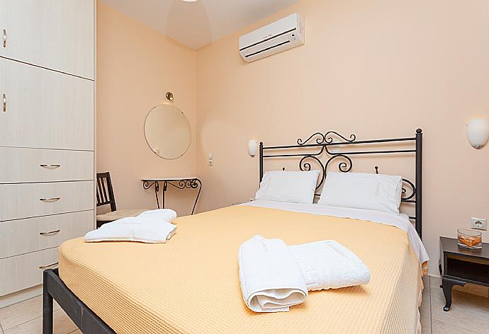 Double bedroom on first floor with A/C and balcony access . - Villa Eufrosini . (Fotogalerie) }}