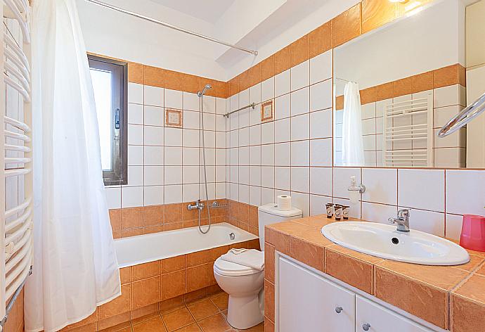 Family bathroom with bath and overhead shower . - Villa Eufrosini . (Fotogalerie) }}