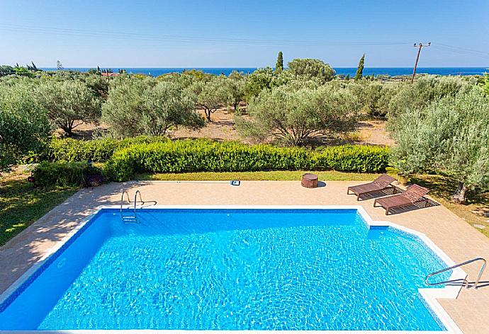 View of pool and sea from balcony . - Villa Eufrosini . (Galerie de photos) }}