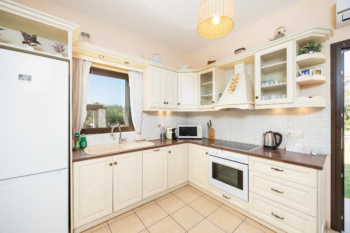 Equipped kitchen . - Villa Eufrosini . (Photo Gallery) }}