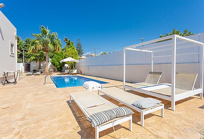 Private pool and terrace . - Villa Thetis . (Fotogalerie) }}