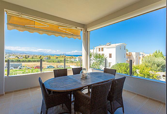 Sheltered terrace area . - Villa Thetis . (Fotogalerie) }}