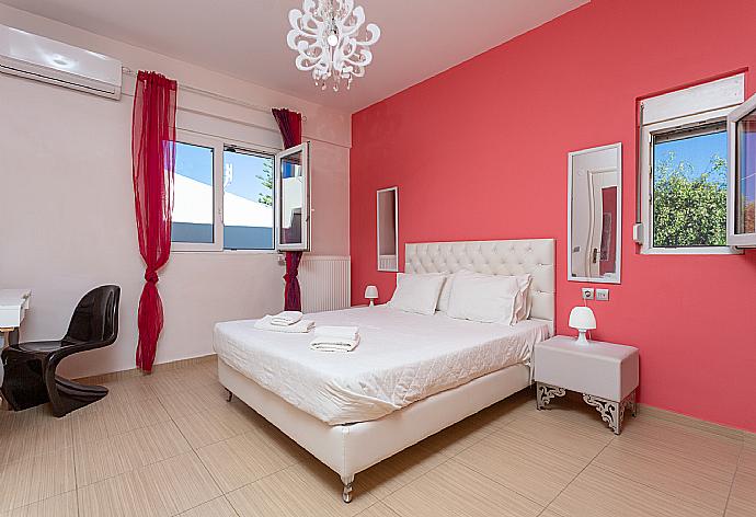 Double bedroom with en suite bathroom and A/C . - Villa Thetis . (Fotogalerie) }}