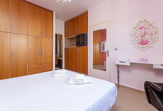 Double bedroom with en suite bathroom and A/C . - Villa Thetis . (Galleria fotografica) }}