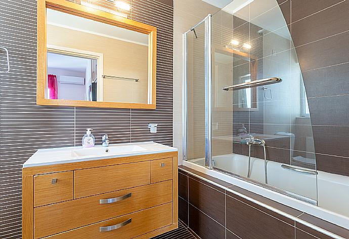 En suite bathroom with bath and shower . - Villa Thetis . (Galerie de photos) }}