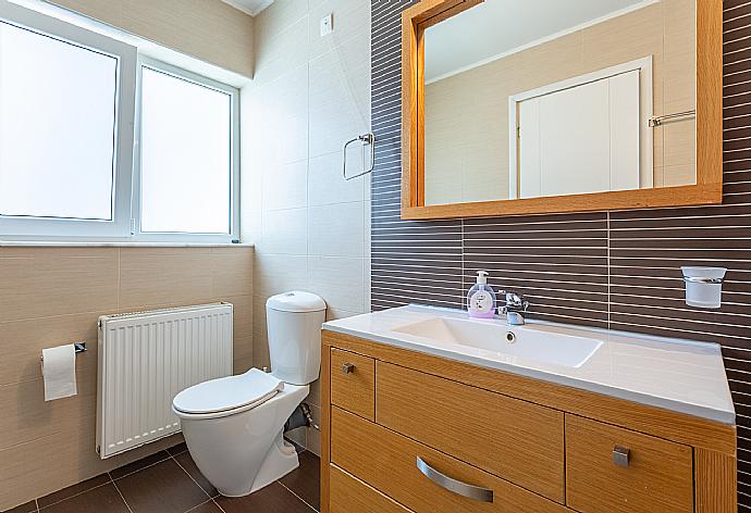 En suite bathroom with bath and shower . - Villa Thetis . (Галерея фотографий) }}