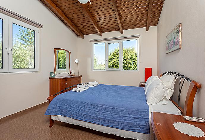 Double bedroom with A/C . - Villa Thetis . (Galerie de photos) }}