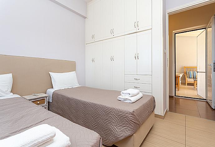 Twin bedroom with A/C . - Villa Thetis . (Galería de imágenes) }}