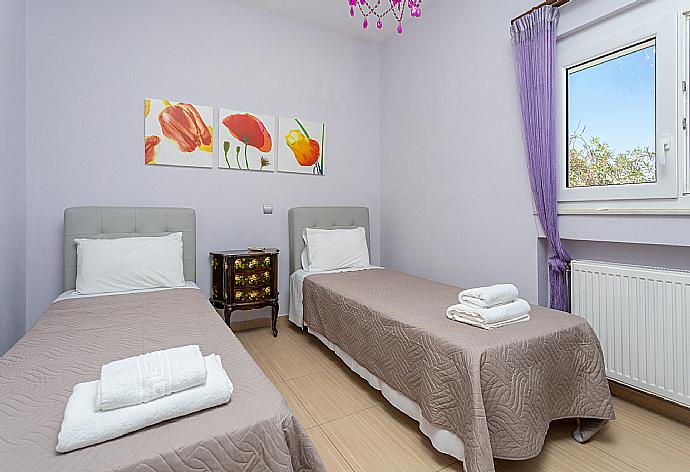 Twin bedroom with A/C . - Villa Thetis . (Galerie de photos) }}