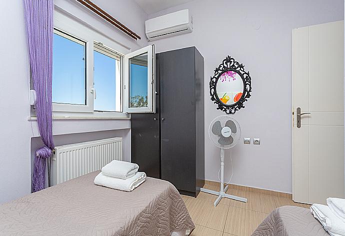 Twin bedroom with A/C . - Villa Thetis . (Photo Gallery) }}