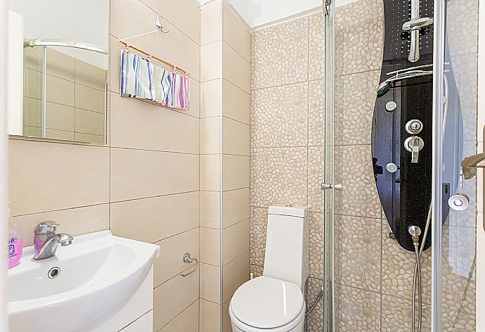 Family bathroom with shower . - Villa Thetis . (Fotogalerie) }}