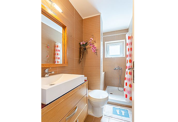 Family bathroom with shower . - Villa Thetis . (Photo Gallery) }}