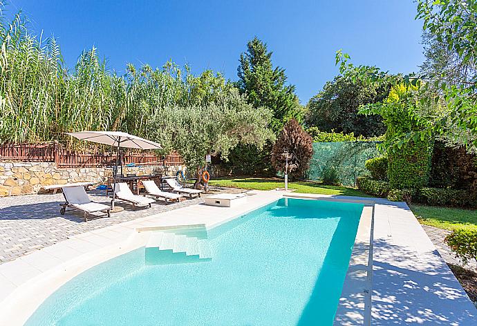 Private pool and terrace . - Villa Miguela . (Galerie de photos) }}