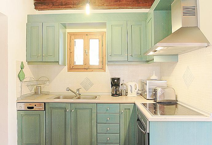 Equipped kitchen with breakfast bar . - Villa Miguela . (Galería de imágenes) }}