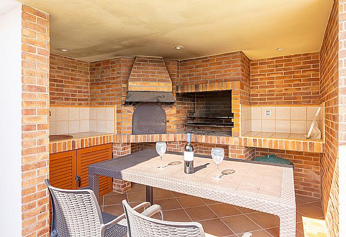 Sheltered terrace area with BBQ . - Villa Evelyn . (Photo Gallery) }}