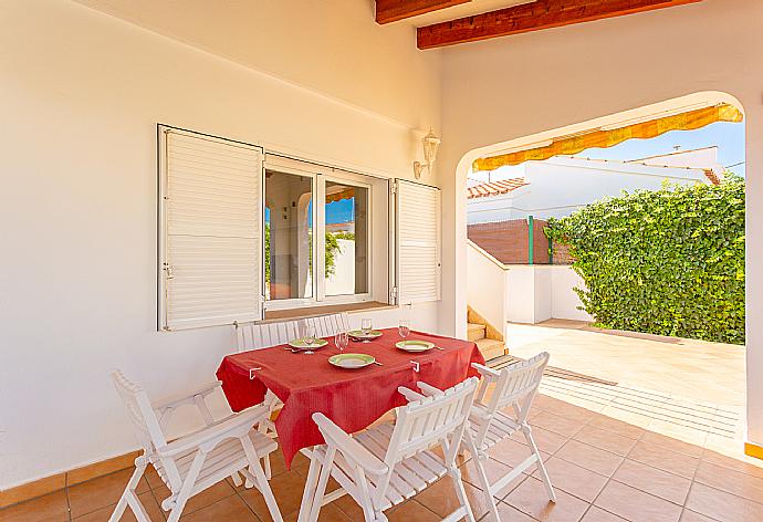 Sheltered terrace area . - Villa Evelyn . (Galleria fotografica) }}