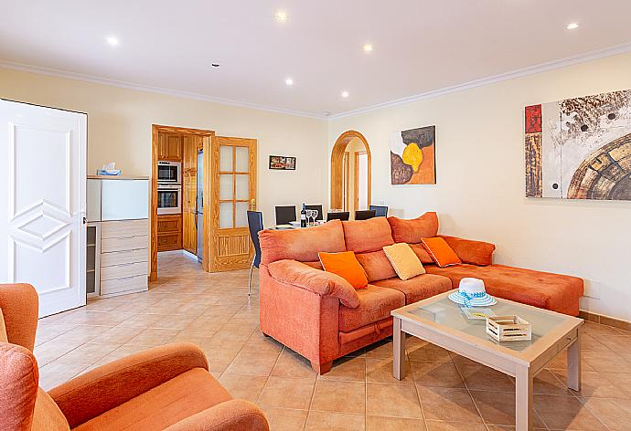 Living room with sofas, dining area, WiFi internet, and satellite TV . - Villa Evelyn . (Fotogalerie) }}