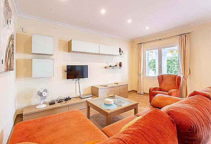 Living room with sofas, dining area, WiFi internet, and satellite TV . - Villa Evelyn . (Galleria fotografica) }}