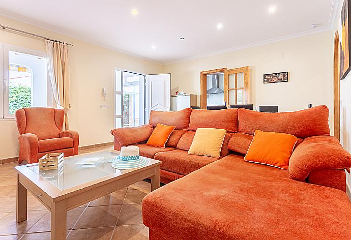 Living room with sofas, dining area, WiFi internet, and satellite TV . - Villa Evelyn . (Fotogalerie) }}