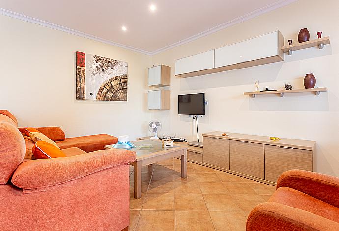 Living room with sofas, dining area, WiFi internet, and satellite TV . - Villa Evelyn . (Fotogalerie) }}