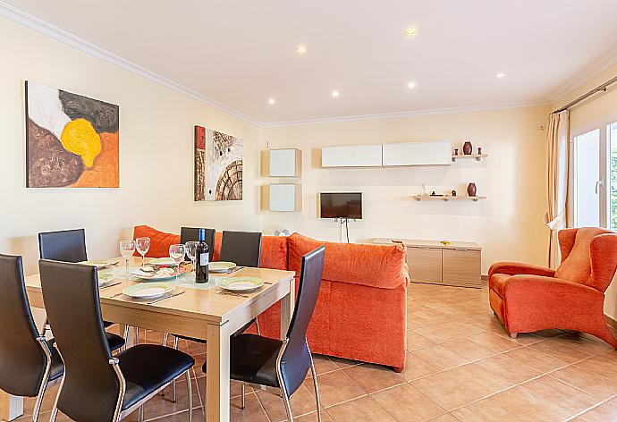 Living room with sofas, dining area, WiFi internet, and satellite TV . - Villa Evelyn . (Fotogalerie) }}