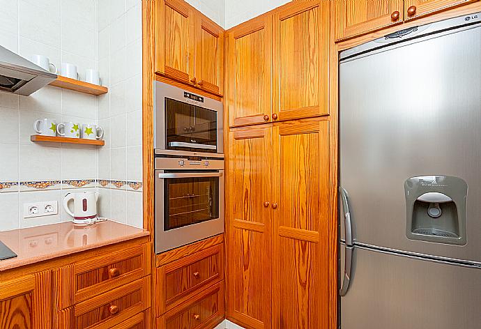 Equipped kitchen . - Villa Evelyn . (Galerie de photos) }}