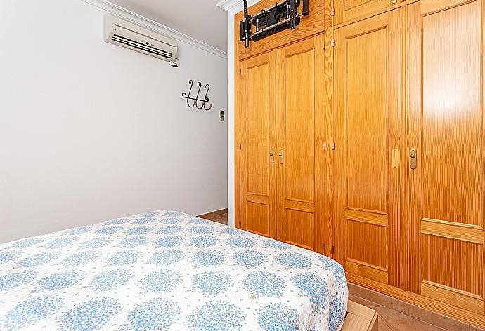 Double bedroom with en suite bathroom and A/C . - Villa Evelyn . (Galerie de photos) }}