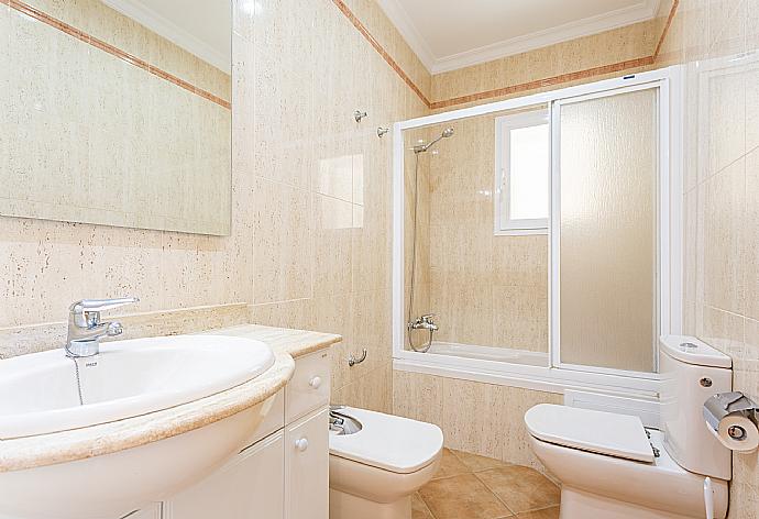 En suite bathroom with bath and shower . - Villa Evelyn . (Galleria fotografica) }}