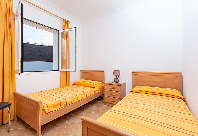 Twin bedroom with A/C . - Villa Evelyn . (Galleria fotografica) }}