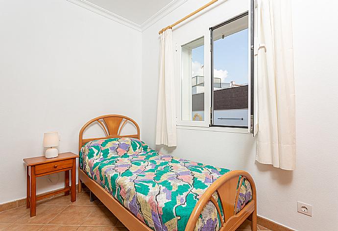 Single bedroom with A/C and desk . - Villa Evelyn . (Galleria fotografica) }}