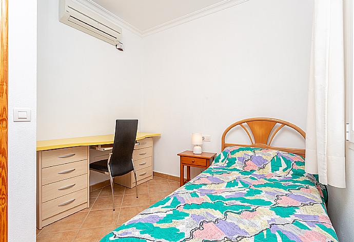 Single bedroom with A/C and desk . - Villa Evelyn . (Galleria fotografica) }}