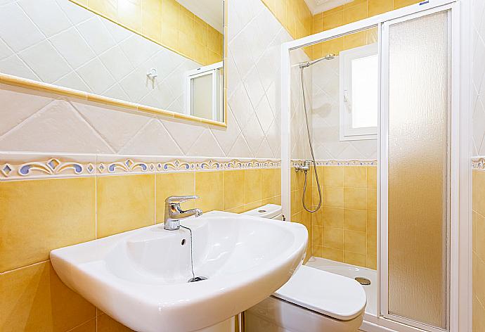 Family bathroom with shower . - Villa Evelyn . (Galleria fotografica) }}