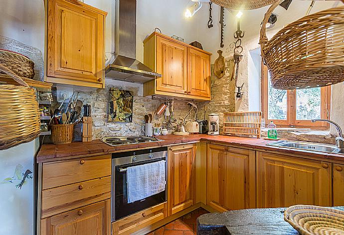 Equipped kitchen . - The Olive Press - Agni Bay . (Photo Gallery) }}