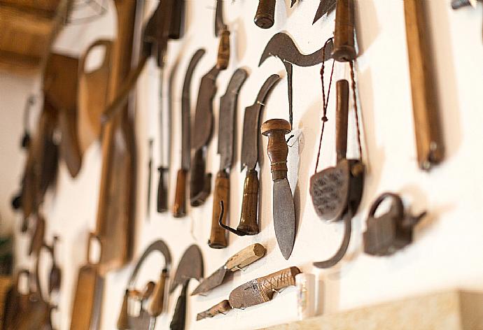 Ornaments in the living room . - The Olive Press - Agni Bay . (Fotogalerie) }}