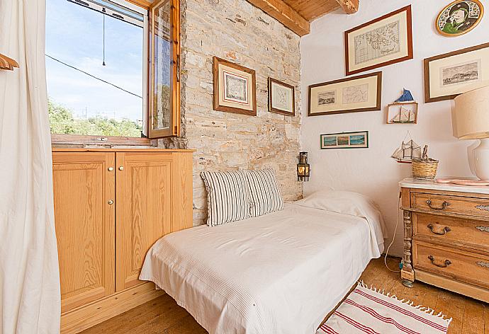 Twin bedroom on second floor with A/C . - The Olive Press - Agni Bay . (Galería de imágenes) }}